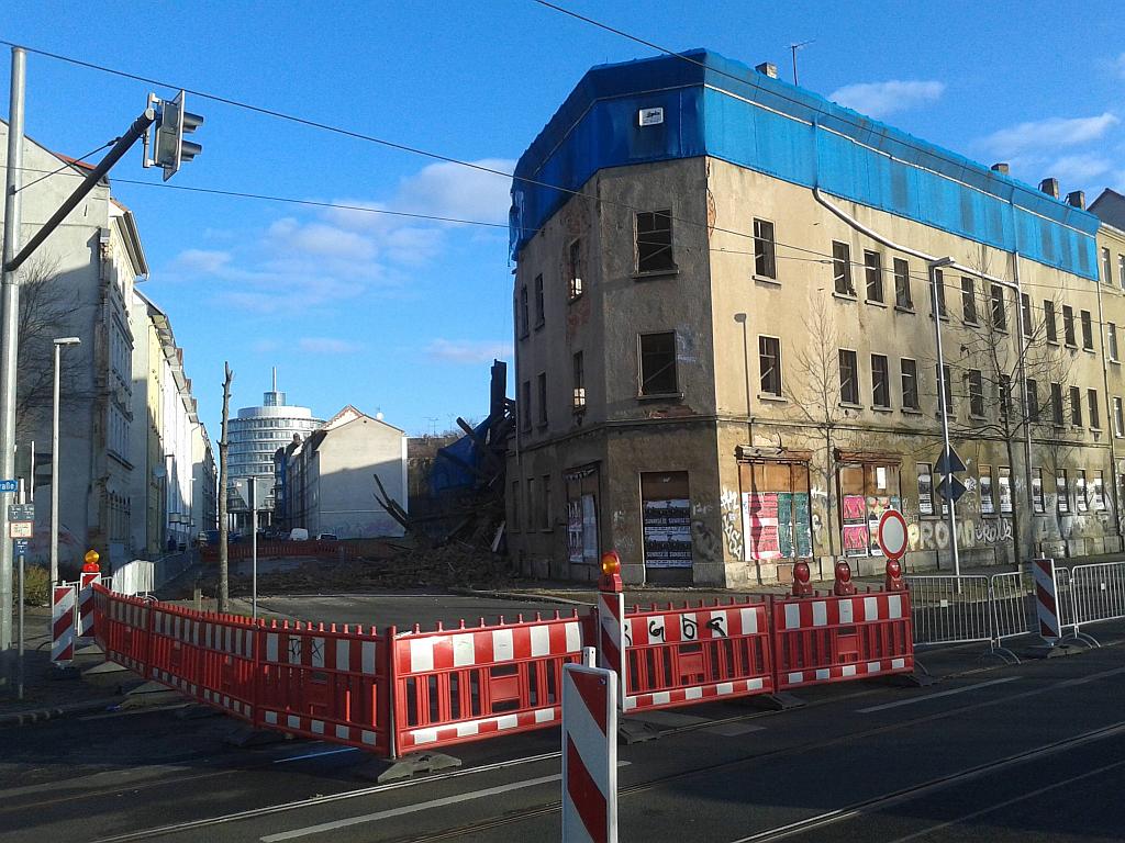 Teilweise eingestürztes Haus mit Absperrung in der Wurzner Straße in Leipzig - Henning Uhle