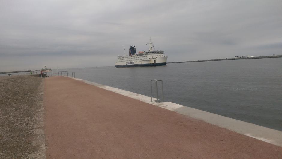 Der Hafen Rostock bei Warnemünde - Einfahr der Scandlines-Fähre