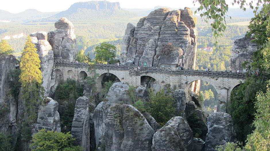 Das Elbsandsteingebirge: Die Bastei - Bild von Ronile auf Pixabay