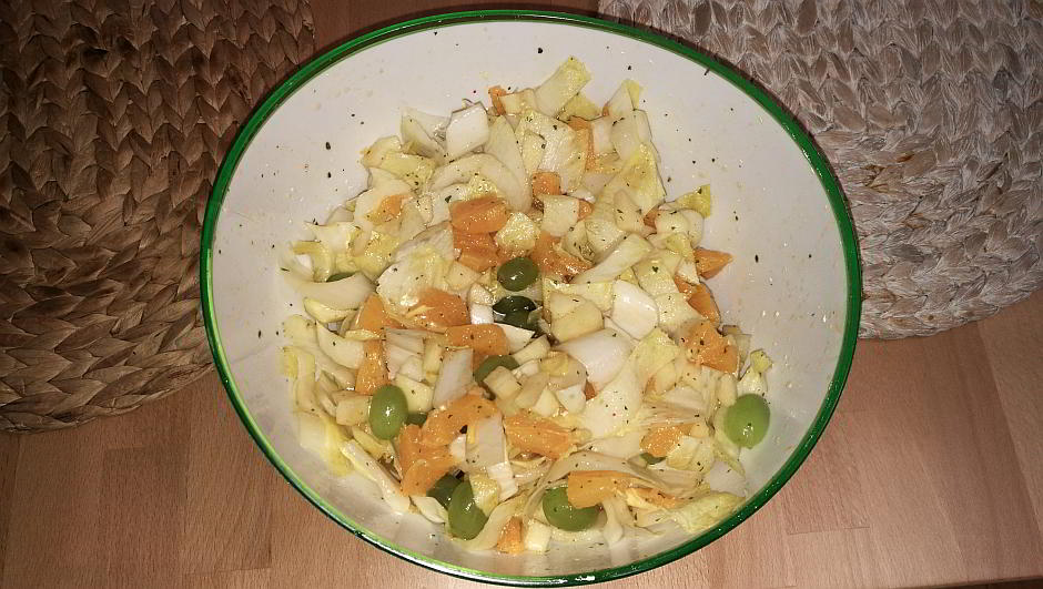 Chicorée-Salat mit Früchten